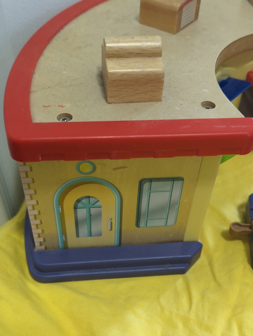 Cuggington Roundhouse Wooden Train Sets - Picture 4 of 10